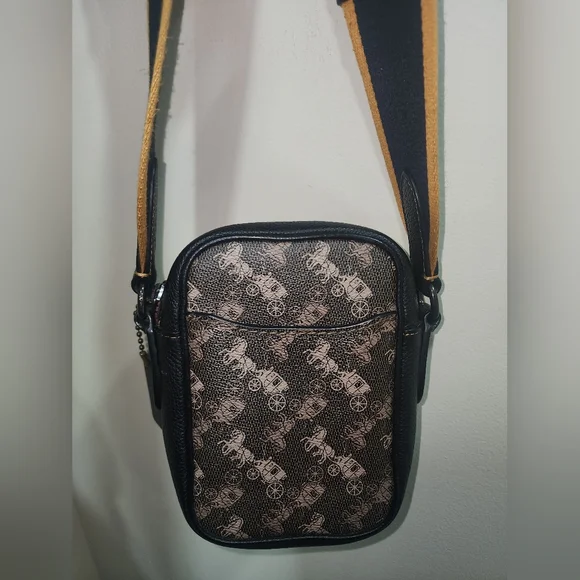 Coach Dyan 10 Horse And Carriage Crossbody Mens Bag Signature NWOT - Picture 10 of 15